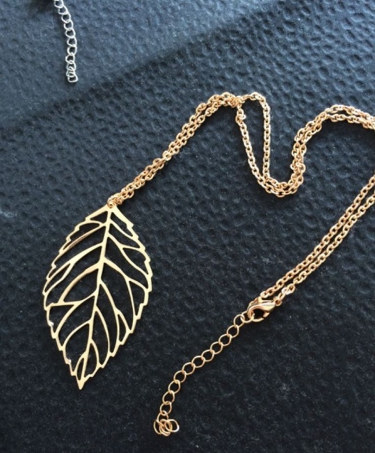 Hollow Leaf Necklace - Trinket Square (4)